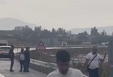 Ağrı'da korkutan sel: Türkiye-İran yolu ulaşıma kapandı