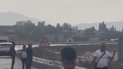 Ağrı'da korkutan sel: Türkiye-İran yolu ulaşıma kapandı