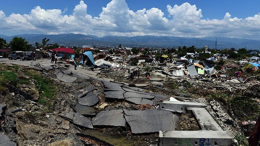 Endonezya'da 5,6 büyüklüğündeki depremde 162 kişi hayatını kaybetti