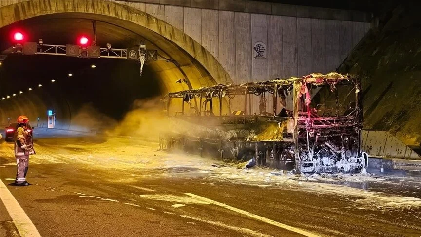 Bursa'da yangın çıkan yolcu otobüsü kül oldu
