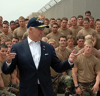 ​Biden'den ABD askerlerine: Sizi aptal p.çler!