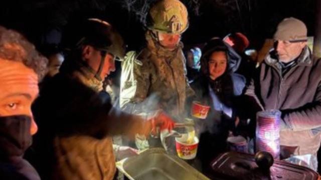 Askerler 40 bin kişilik sıcak yemek dağıttı