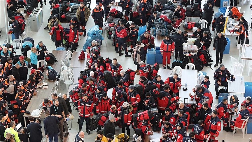 İstanbul Valiliği: 'Bölgeye 14 bin personel ve gönüllü gönderildi'