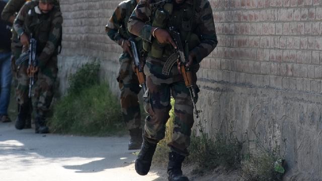 Keşmir'de silahlı kaos! 500'den fazla kişi gözaltında