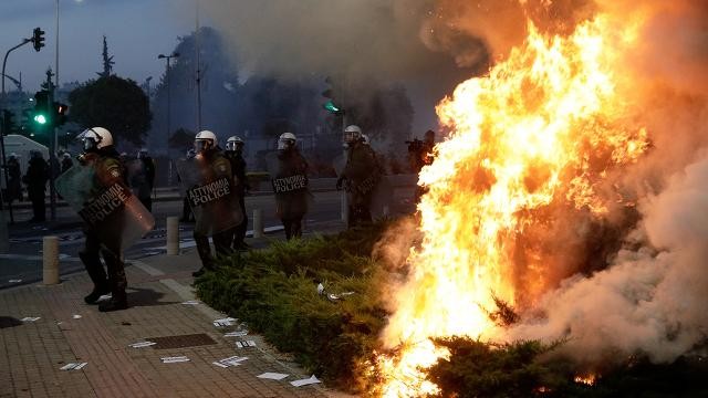 Yunanistan'da sokaklar savaş alanına döndü
