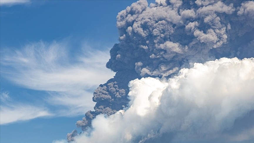 Japonya'da yanardağ patladı