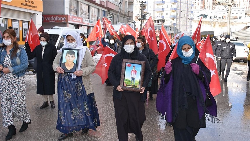 Mağdur aileler HDP önünde: Kahrolsun PKK!