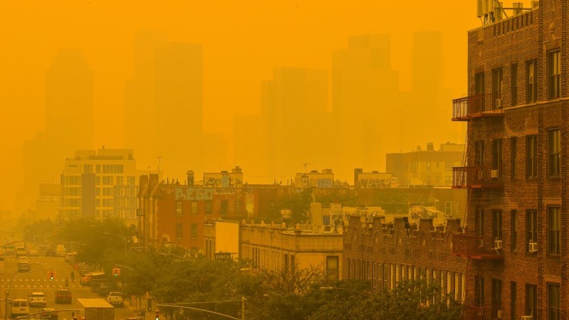New York'ta orman yangını dumanı nedeniyle maske dağıtılacak