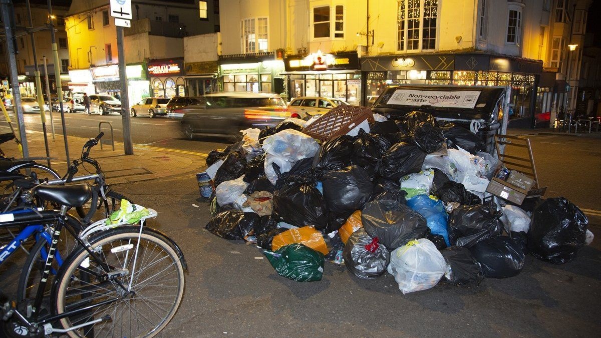 İngiltere'de grev nedeniyle çöp yığınları oluştu