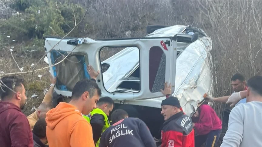 Gümüşhane'de feci kaza: Minibüs uçuruma yuvarlandı