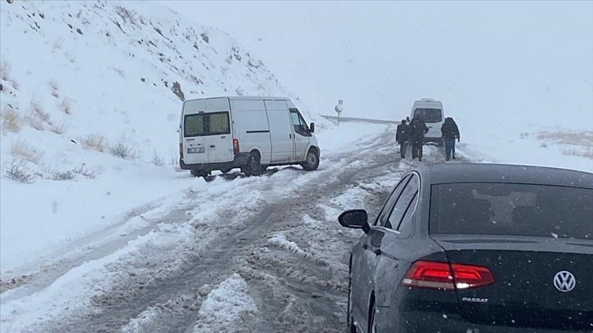 Bitlis'te kar nedeniyle araçlarıyla yolda mahsur kalan vatandaşları ekipler kurtardı