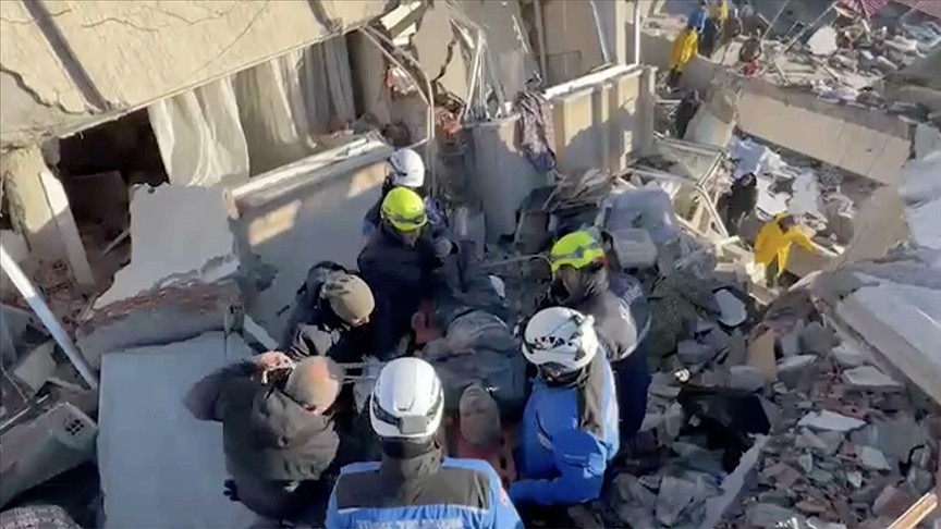Azerbaycanlı ekipler 3'ü çocuk 16 kişiyi enkaz altından kurtardı