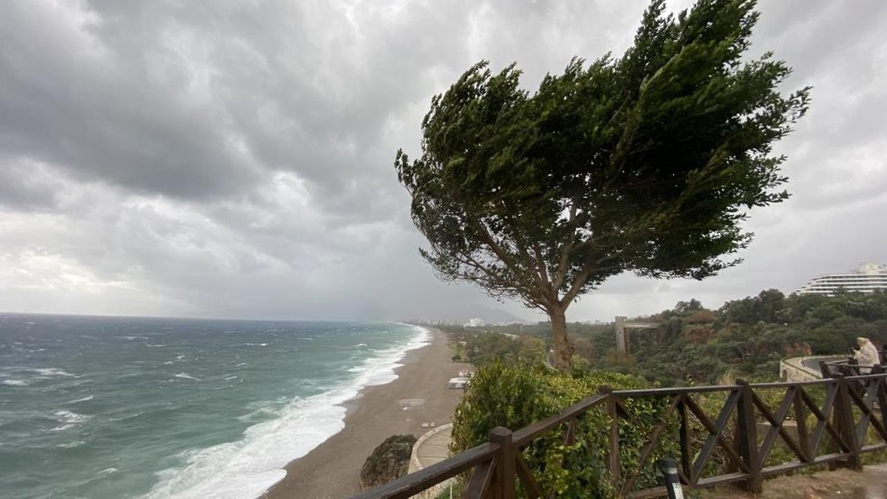 Antalya'da fırtına dev dalgalara sebep oldu