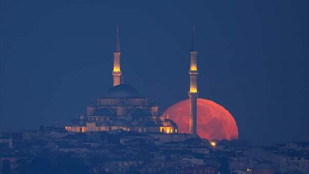 İstanbul'da kartpostallık dolunay manzarası