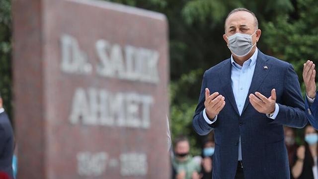 'Dr. Sadık Ahmet'in kabrini ziyaret etti'