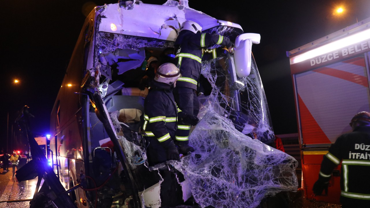 Yolcu otobüsü kamyona çarptı: Yaralılar var