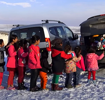Karlı dağları aşıp çocuklara hediye götürüyor