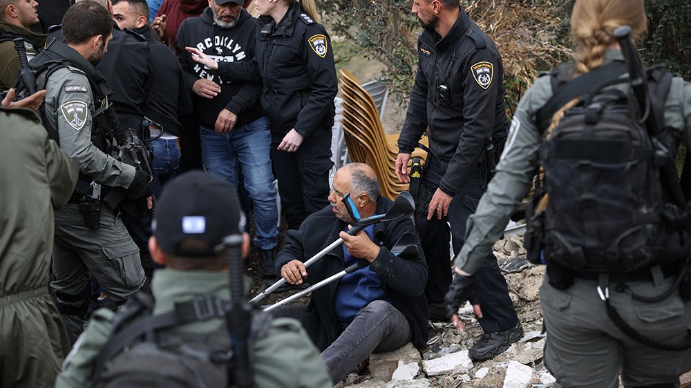 İşgal güçleri gösteri yapan Filistinlilere saldırdı
