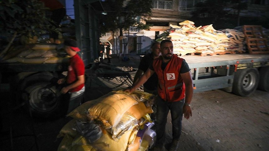 Türk Kızılay'dan Gazze'ye 10 tırlık yardım