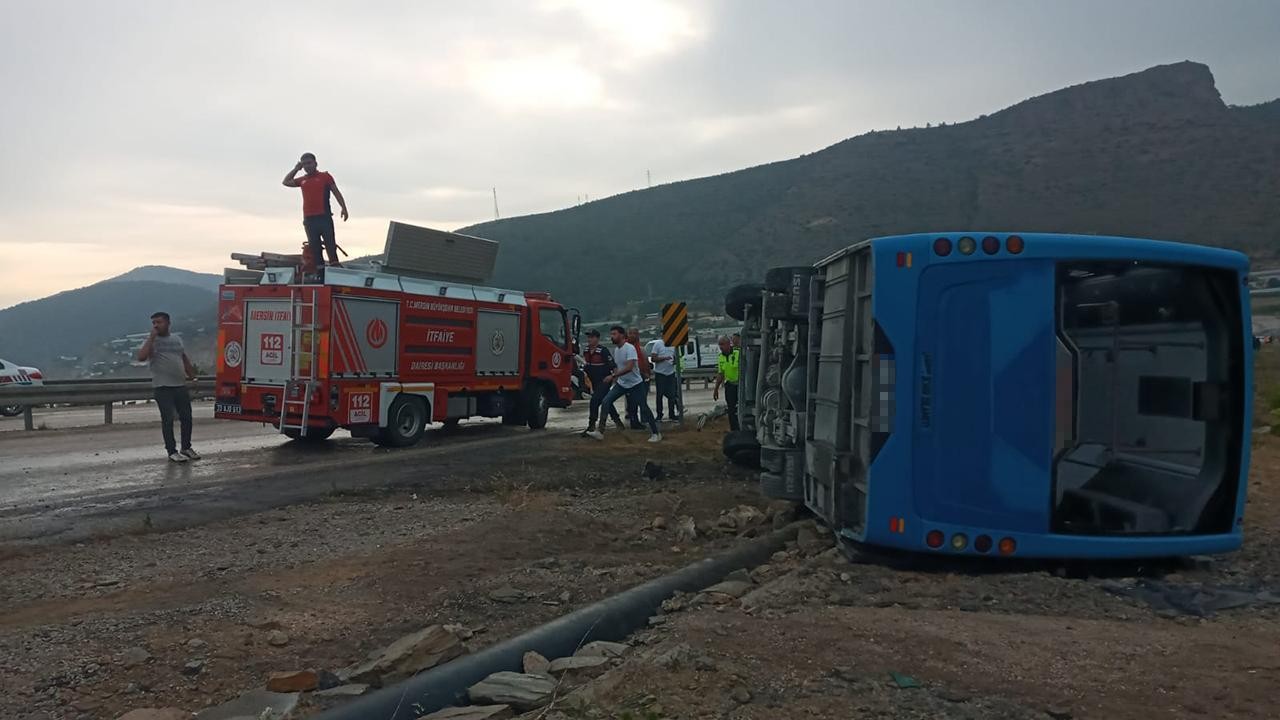 Mersin'de servis midibüsü devrildi: 12 yaralı