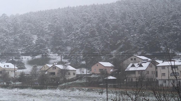 Sivas'ta kar heyecanı! Yüksek kesimler beyazlandı