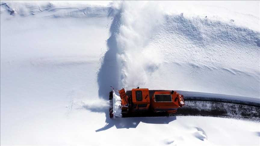 Kar kalınlığının yarım metreyi geçtiği Bahçesaray yolunda karla mücadele sürüyor