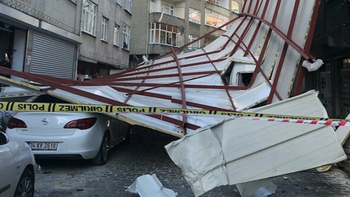 Şiddetli rüzgar nedeniyle apartmanın çatısı uçtu