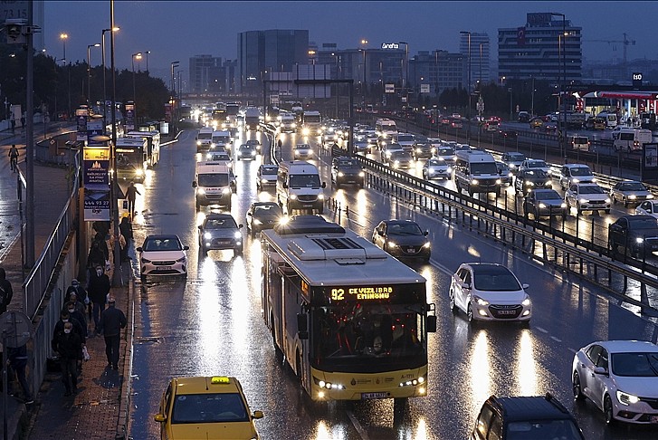 ​İstanbul'da yağışın etkisiyle trafik yoğunluğu daha da arttı