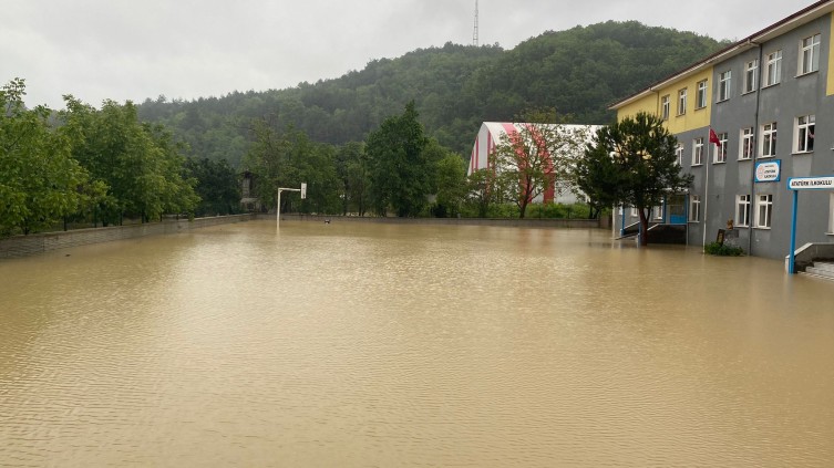 Sinop'ta metrekareye 150 kilogram yağış düştü