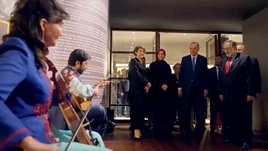 Başkan Erdoğan, Türk Müziği Tarihi Sergisi'ni gezdi