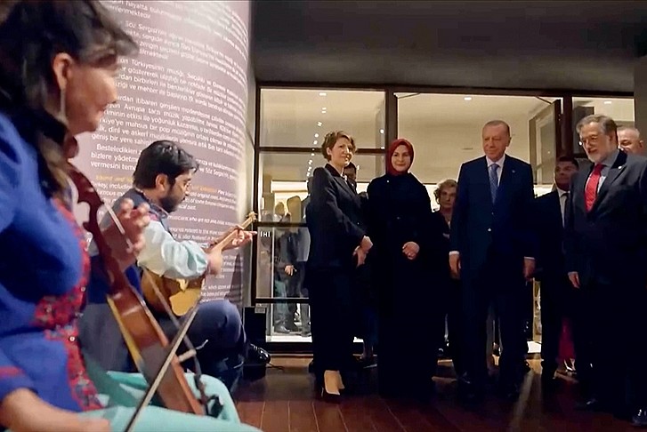 Başkan Erdoğan, Türk Müziği Tarihi Sergisi'ni gezdi