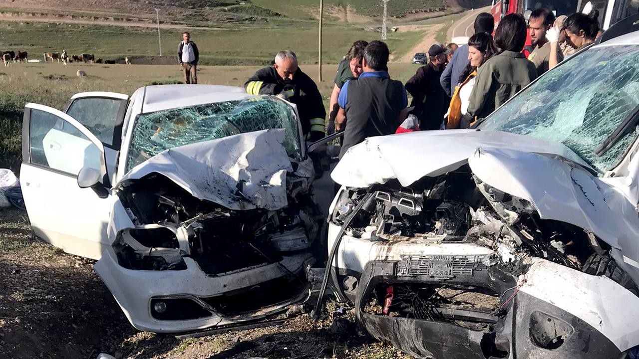 Erzurum'da iki araç kafa kafaya çarpıştı: 5 yaralı