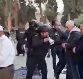 İşgalci İsrail polisi namaz kılan müslümanlara saldırdı