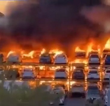 Fransa'da göstericiler sıfır araçları ateşe verdi