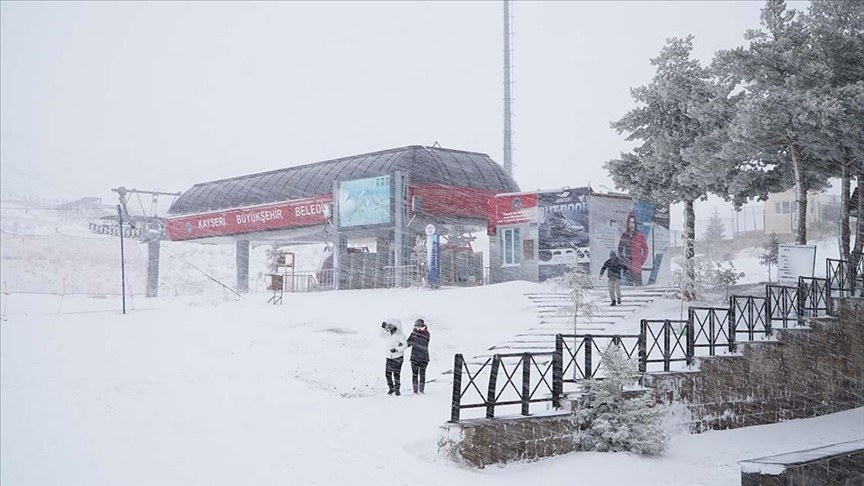 ​Erciyes'te kar yağışı etkili oluyor