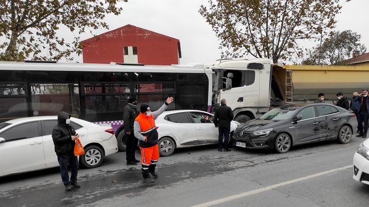 Başakşehir'de zincirleme trafik kazası