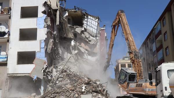 Elazığ'da hasarlı binaların yarısının yıkımı tamamlandı