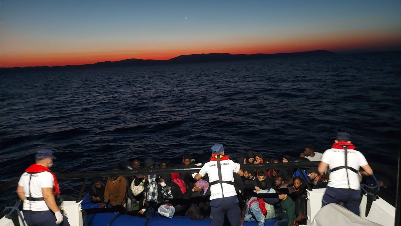 İzmir'de 116 göçmen, Göç İdaresi'ne sevk edildi