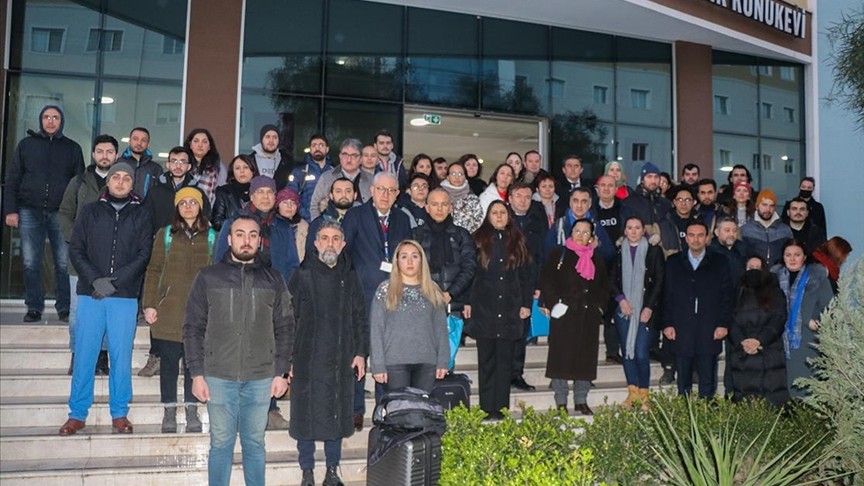 İzmir'den 50 sağlık çalışanı, Hatay'a gönderildi