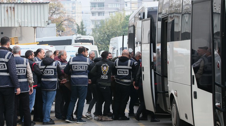 Olaylı İzmir derbisinde gözaltına alınan 28 şüpheli adliyede