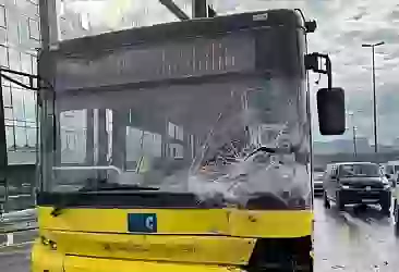Küçükçekmece'de İETT otobüsü kaza yaptı: 2 yaralı