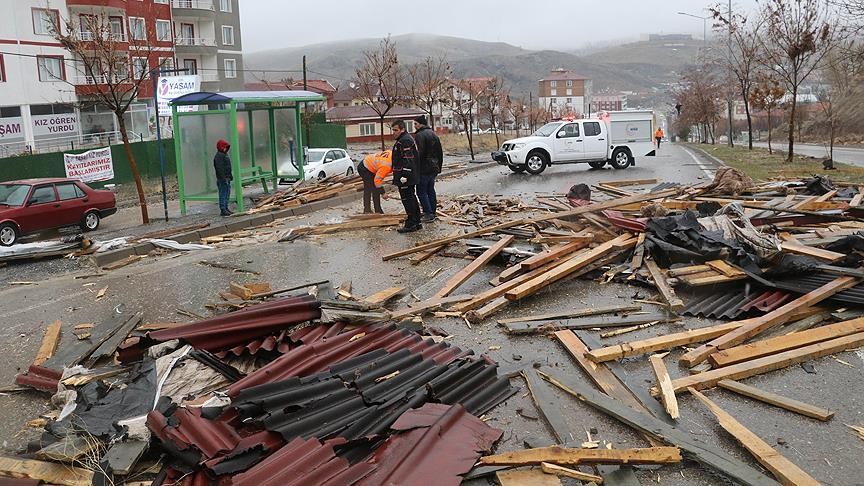 Amasya'da kuvvetli rüzgar çatıları uçurdu, ağaçları devirdi
