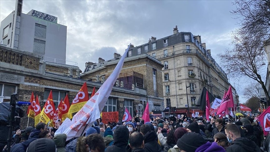 ​Fransa'da aşırı sağcı Eric Zemmour protesto edildi