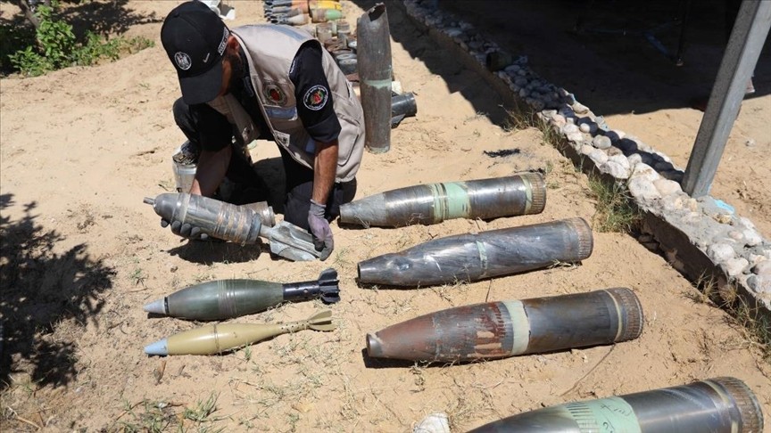 Gazze'ye atılan patlamamış yüzlerce füze imha edildi