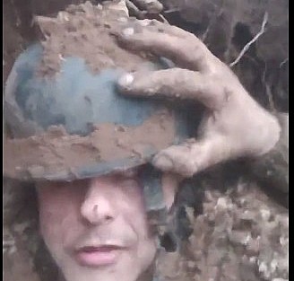 Toprak altında kalan Ukrayna askerinin rahat tavırları dikkat çekti