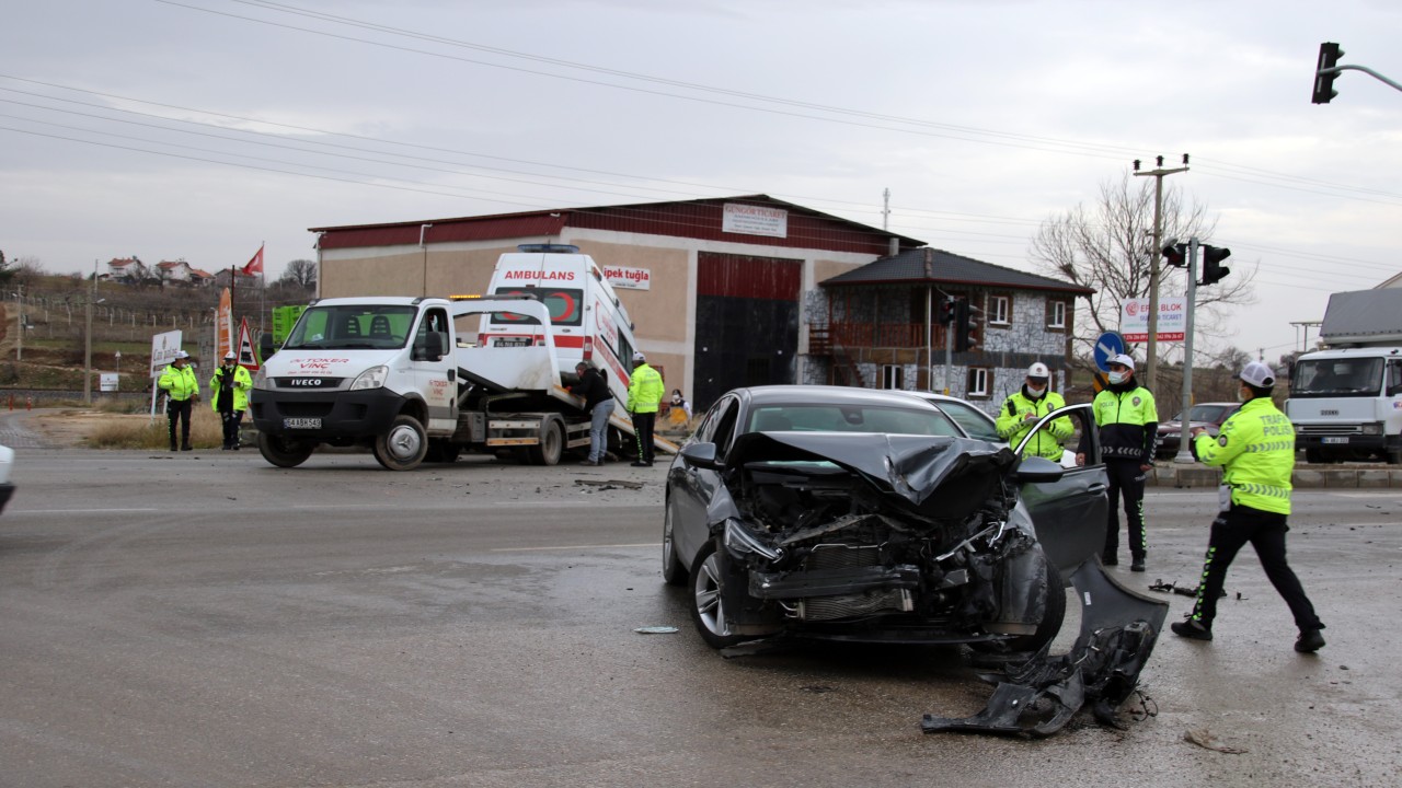 Ambulans ile otomobil çarpıştı: 4 yaralı