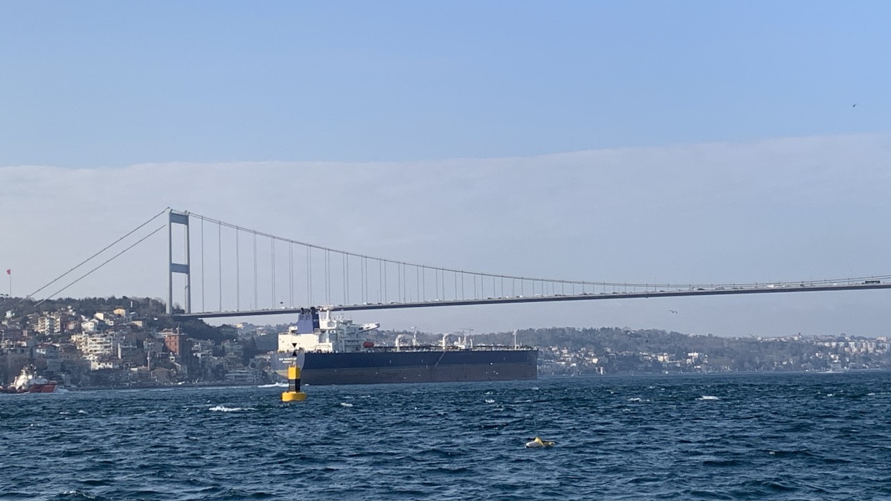 Dev tanker İstanbul Boğazı'ndan geçti