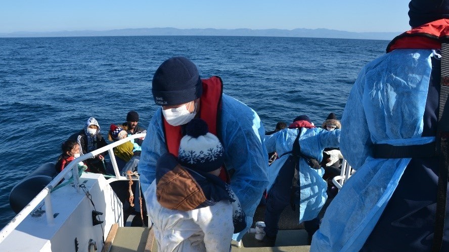 Türk kara sularına geri itilen 55 sığınmacı kurtarıldı