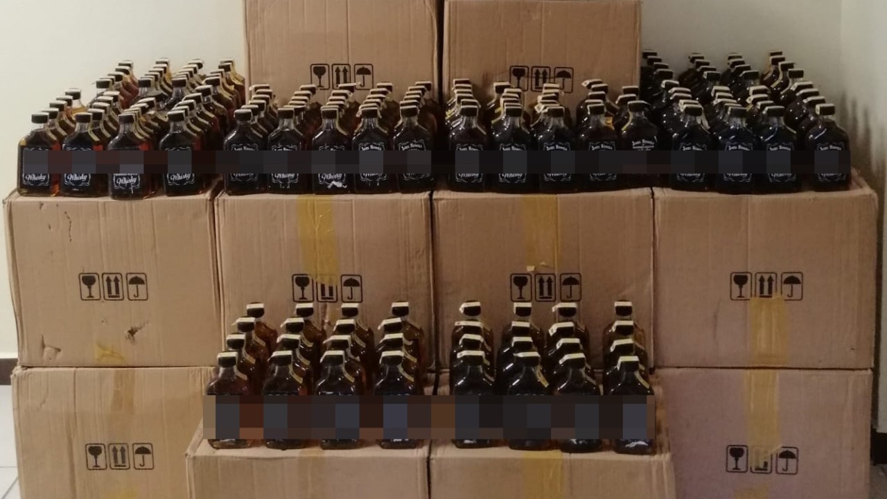 Yayla evinde 1400 şişe kaçak içki yakalandı