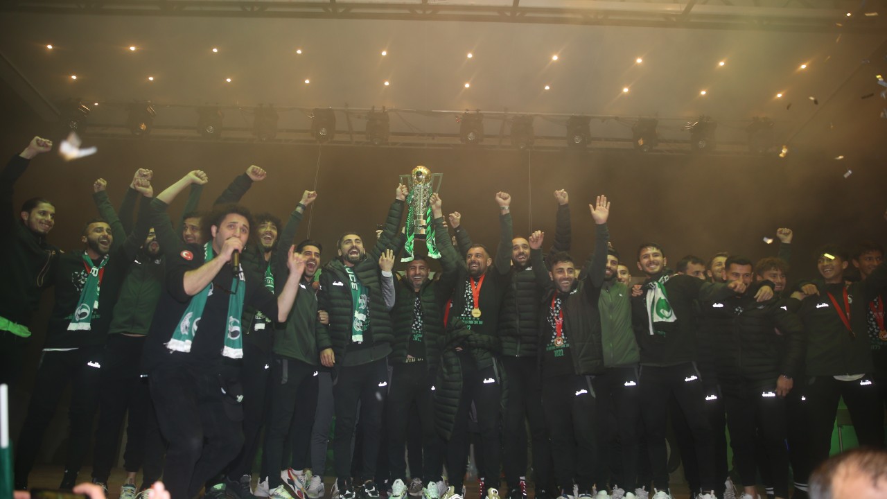Sakaryaspor şampiyonluğu kutluyor